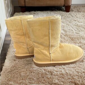 UGG vintage Women's Classic Boots in Light Yellow